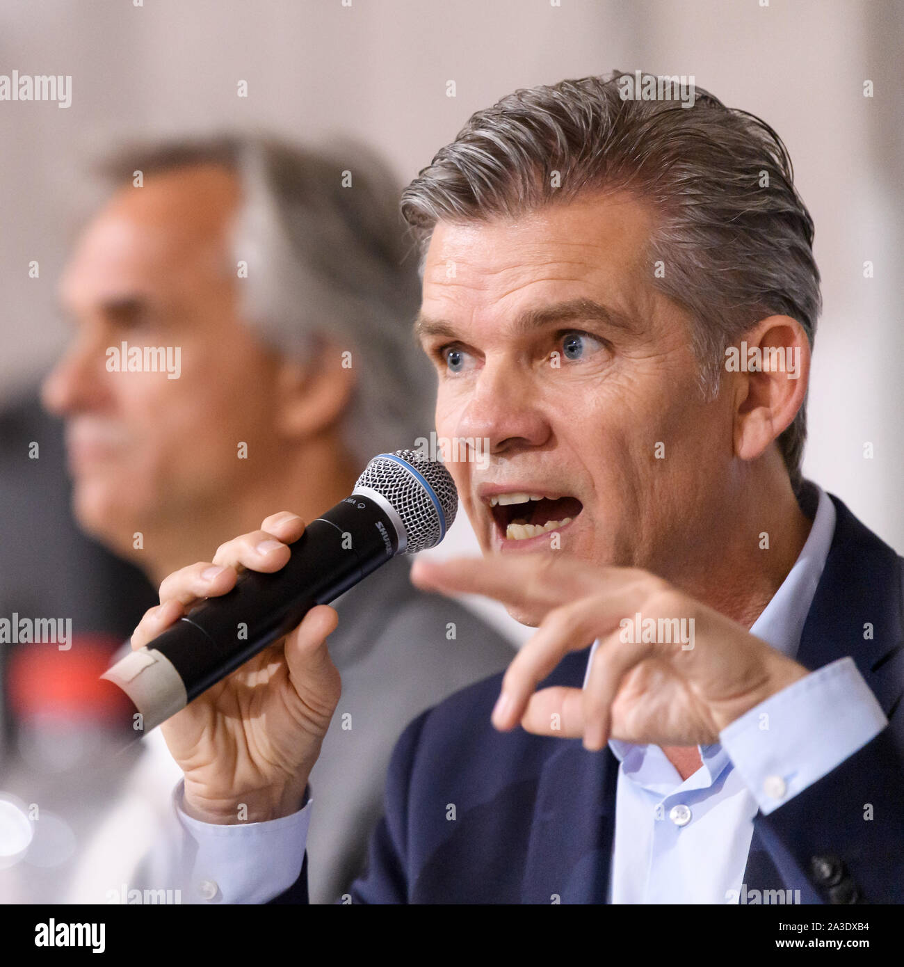 Präsidentschaftskandidat Martin Mueller und KSC-Präsident Ingo Wellenreuther (von links) beantworten die Fragen der Anwesenden. Im Hintergrund ein Poster: Karlsruhes Buntester club GES/fussball/2. Bundesliga: Informationsveranstaltung des Supporters Karlsruhe zu den Wahlen an der Karlsruher SC, 07.10.2019 | Verwendung weltweit Stockfoto Präsidentschaftskandidat Martin Mueller und KSC-Präsident Ingo Wellenreuther (von links) beantworten die Fragen der Anwesenden. Im Hintergrund ein Poster: Karlsruhes Buntester club GES/fussball/2. Bundesliga: Informationsveranstaltung des Supporters Karlsruhe zu den Wahlen an der Karlsruher SC, 07.10.2019 | Verwendung weltweit Stockfoto