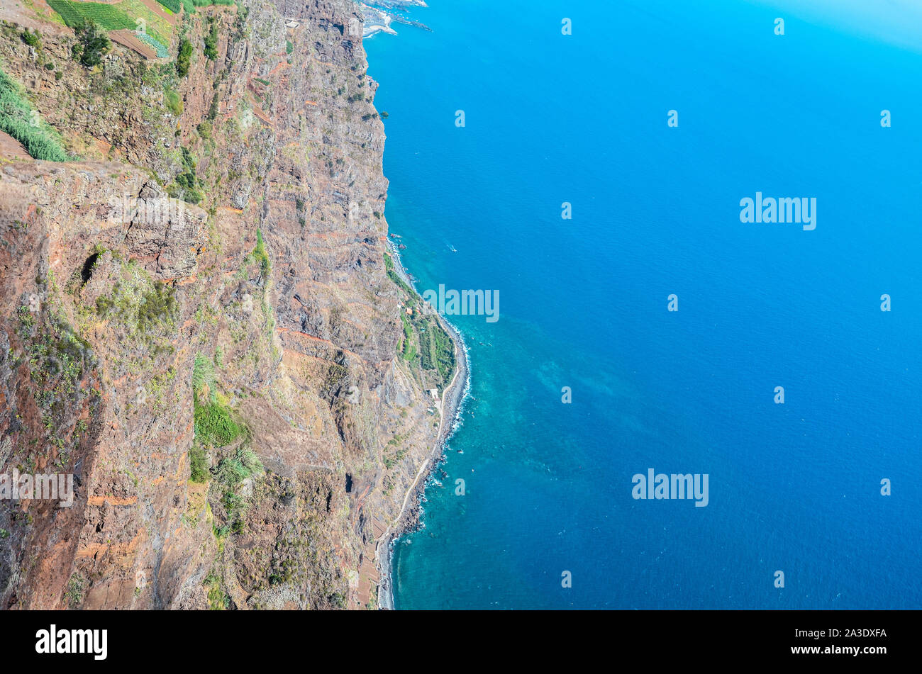 Antenne Küste der blauen Atlantik, Stein Strand und die angrenzenden Felder an der Südküste der Insel Madeira, Portugal. Antenne Landschaft, Natur. Portugiesische Insel. Sommer vibes. Stockfoto