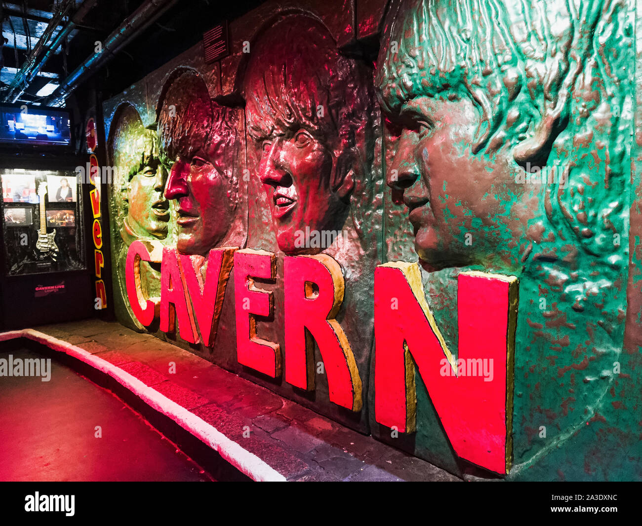 Cavern Club in Liverpool, Großbritannien. Wand mit Gesichtern der Beatles pop Gruppe. Stockfoto