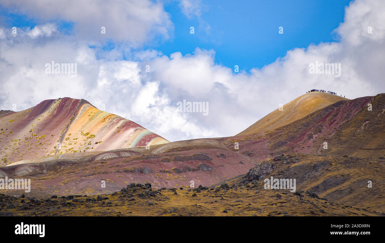 Blick auf die Vinicuna 'rainbow Berg' aus der Distanz. Cordillera Vilcanota, Cusco, Peru Stockfoto