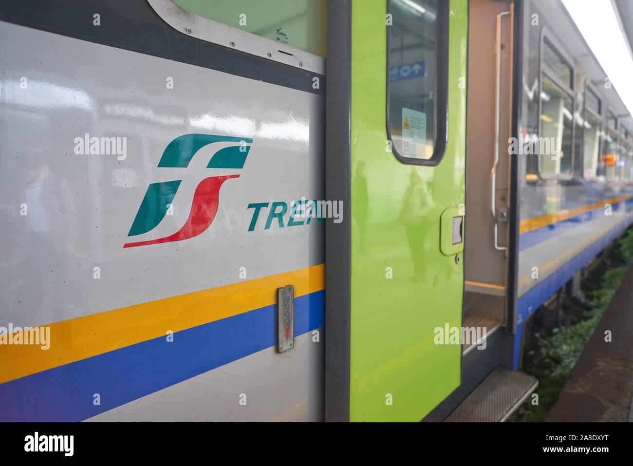 Venedig, Italien - ca. Mai, 2019: Ein Zug am Bahnhof in Venedig gesehen Stockfoto