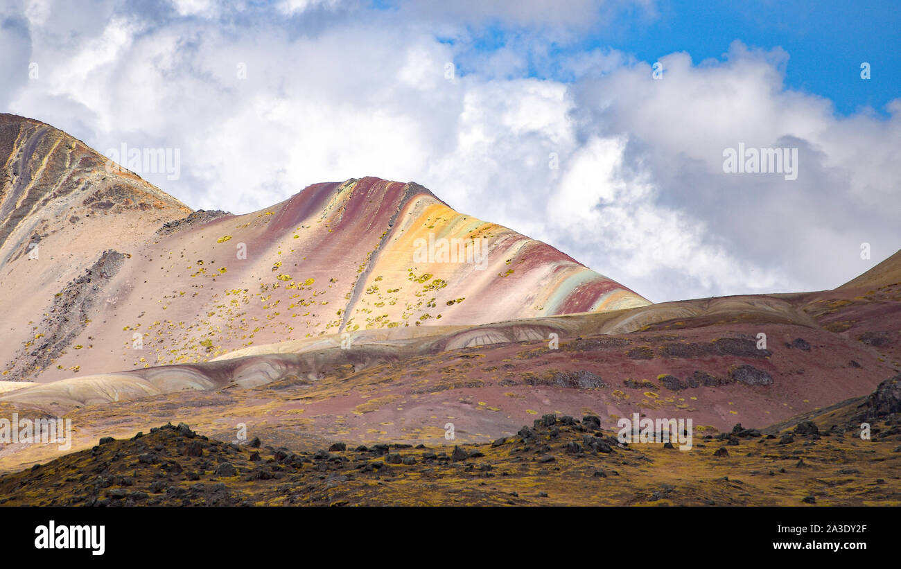 Blick auf die Vinicuna 'rainbow Berg' aus der Distanz. Cordillera Vilcanota, Cusco, Peru Stockfoto