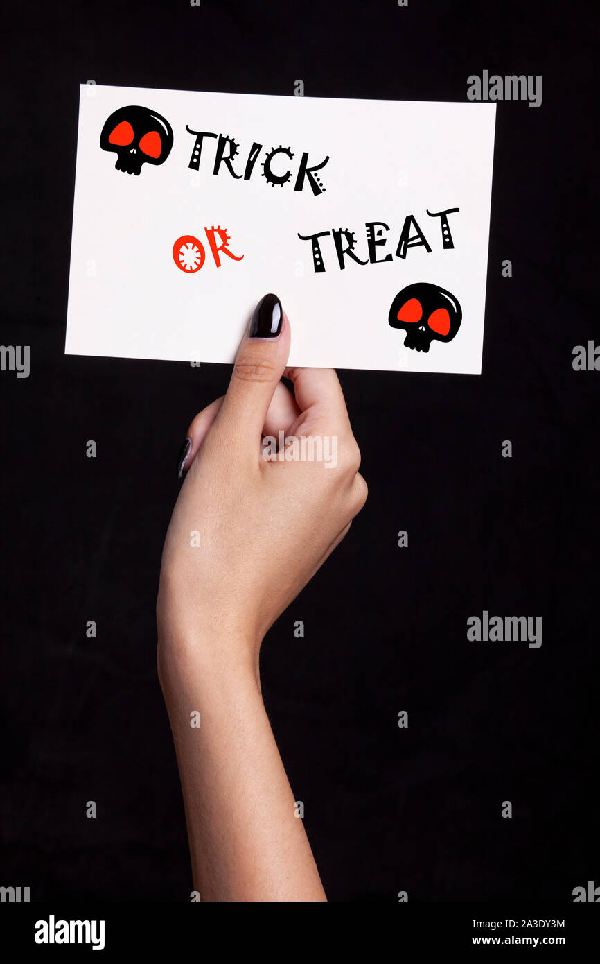 Hand halloween card auf schwarzem Hintergrund Stockfoto
