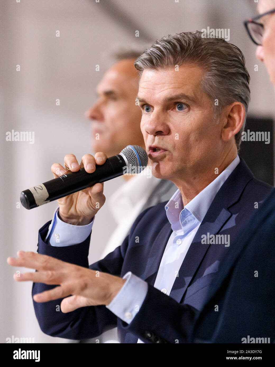 Präsidentschaftskandidat Martin Mueller und KSC-Präsident Ingo Wellenreuther (von links) beantworten die Fragen der Anwesenden. Im Hintergrund ein Poster: Karlsruhes Buntester club GES/fussball/2. Bundesliga: Informationsveranstaltung des Supporters Karlsruhe zu den Wahlen an der Karlsruher SC, 07.10.2019 | Verwendung weltweit Stockfoto Präsidentschaftskandidat Martin Mueller und KSC-Präsident Ingo Wellenreuther (von links) beantworten die Fragen der Anwesenden. Im Hintergrund ein Poster: Karlsruhes Buntester club GES/fussball/2. Bundesliga: Informationsveranstaltung des Supporters Karlsruhe zu den Wahlen an der Karlsruher SC, 07.10.2019 | Verwendung weltweit Stockfoto