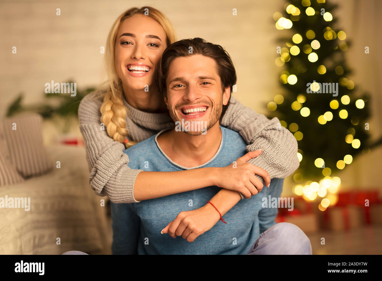 Glückliches Paar in die Kamera schaut an Silvester Stockfoto