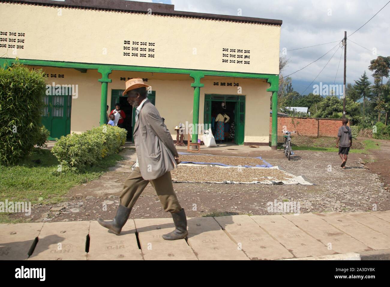 Kinigi, Ruanda. 7 Okt, 2019. Ein Mann auf der Straße in Kinigi Sektor der Musanze District, nördlichen Ruanda, am 7. Oktober, 2019. Ruandische Polizei sagte, die Situation nach einem tödlichen Angriff in Kinigi Sektor, Tor zum Volcanoes National Park normalisiert wurde. Eine Gruppe von unbekannten Tätern mit Rohöl Waffen wie Messer und pangas und Gewehren ausgerüstet überfallen ein Dorf in Kinigi Sektor am Okt. 4, wobei mindestens 14 Menschen tot. Credit: Lyu Tianran/Xinhua/Alamy leben Nachrichten Stockfoto