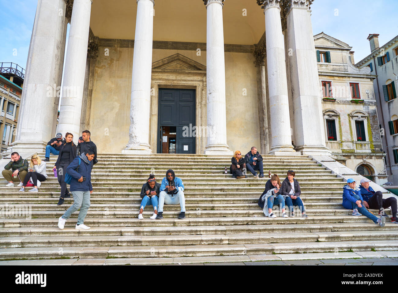 Venedig, Italien - ca. Mai, 2019: die Menschen sitzen auf der Treppe in Venedig. Stockfoto