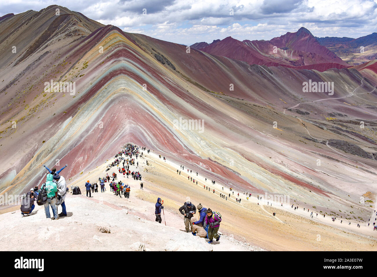 Scharen von Touristen auf dem Vinicuna 'rainbow Berg". Cordillera Vilcanota, Cusco, Peru Stockfoto