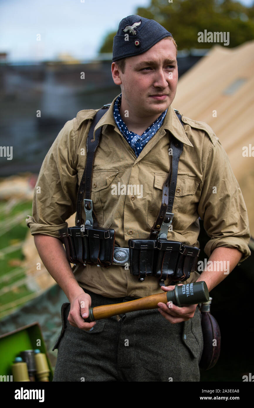 Ein Mann gekleidet, wie ein deutscher Soldat Holding eine Granate. Hoffnung und Herrlichkeit 2019 Gravesend Fort Gärten. Credit Andreas Beck Stockfoto