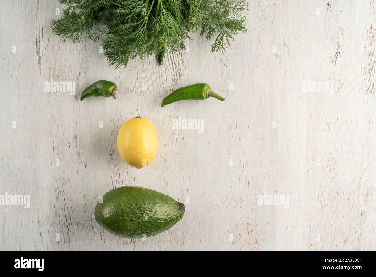 Gesicht Form mit frischem Gemüse auf einem Holztisch mit Kopie Raum Stockfoto