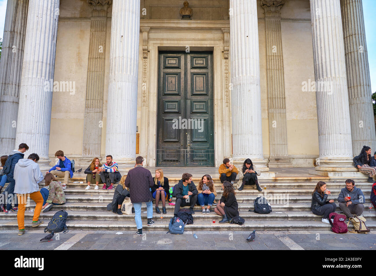 Venedig, Italien - ca. Mai, 2019: die Menschen sitzen auf der Treppe in Venedig. Stockfoto