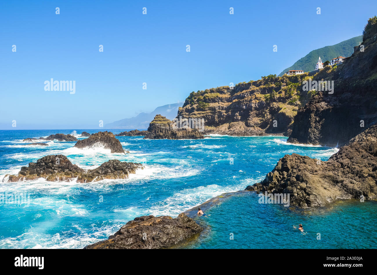 Seixal, Madeira, Portugal - Sep 13, 2019: die Menschen Schwimmen in natürlichen Pools in den Atlantischen Ozean. Pools aus Vulkangestein, in die das Meer natürlich fließt. Touristische Attraktion. Stockfoto