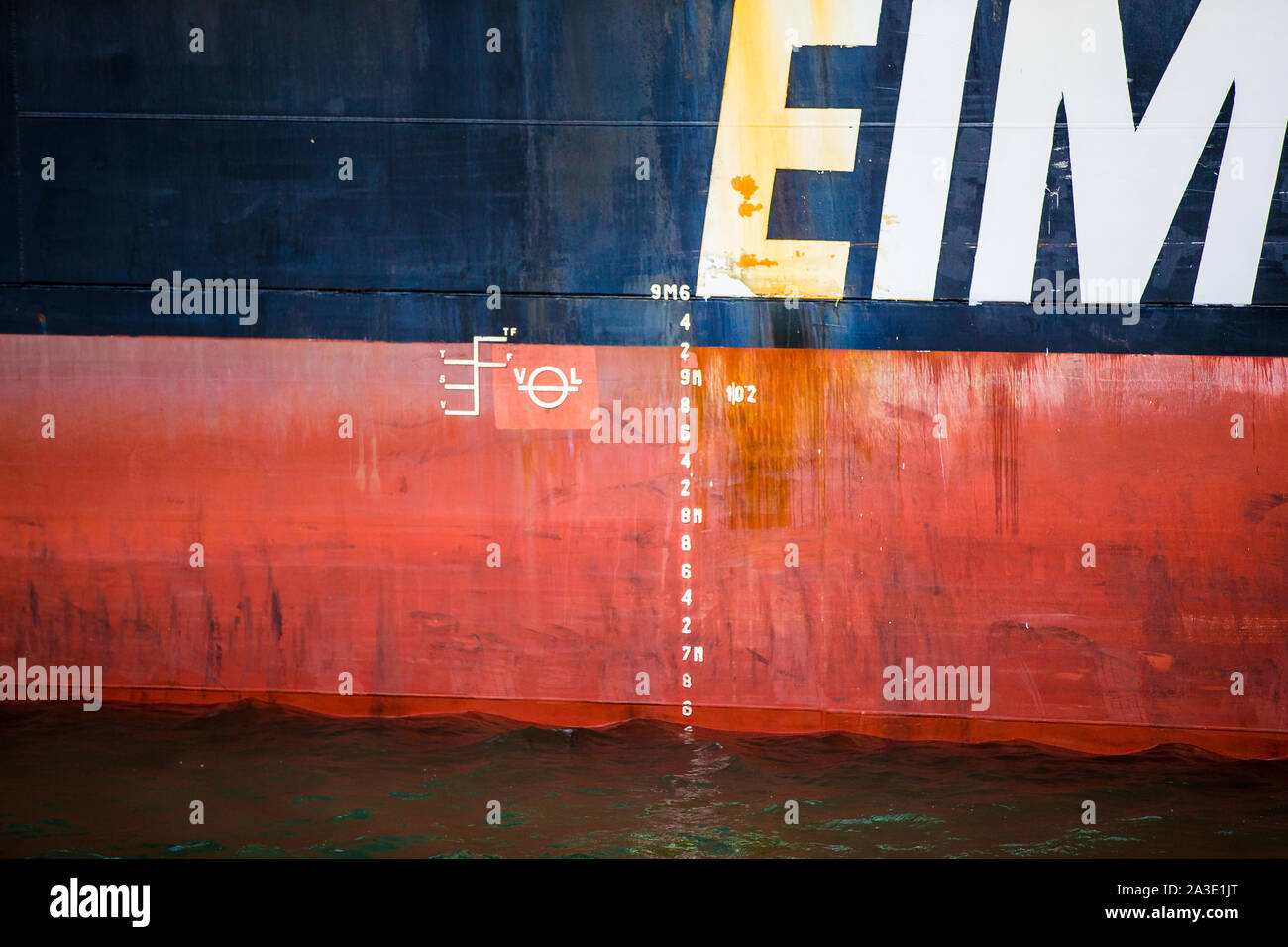 Plimsoll line auf einem Containerschiff. Rotterdamer Hafen Stockfoto
