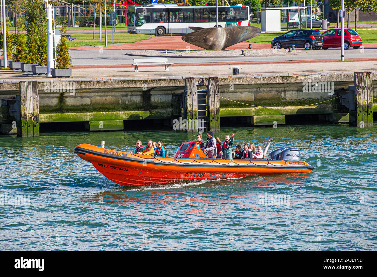 Mädchen und Jungen in einer Rippe Fahrt am Rotterdamer Hafen Stockfoto