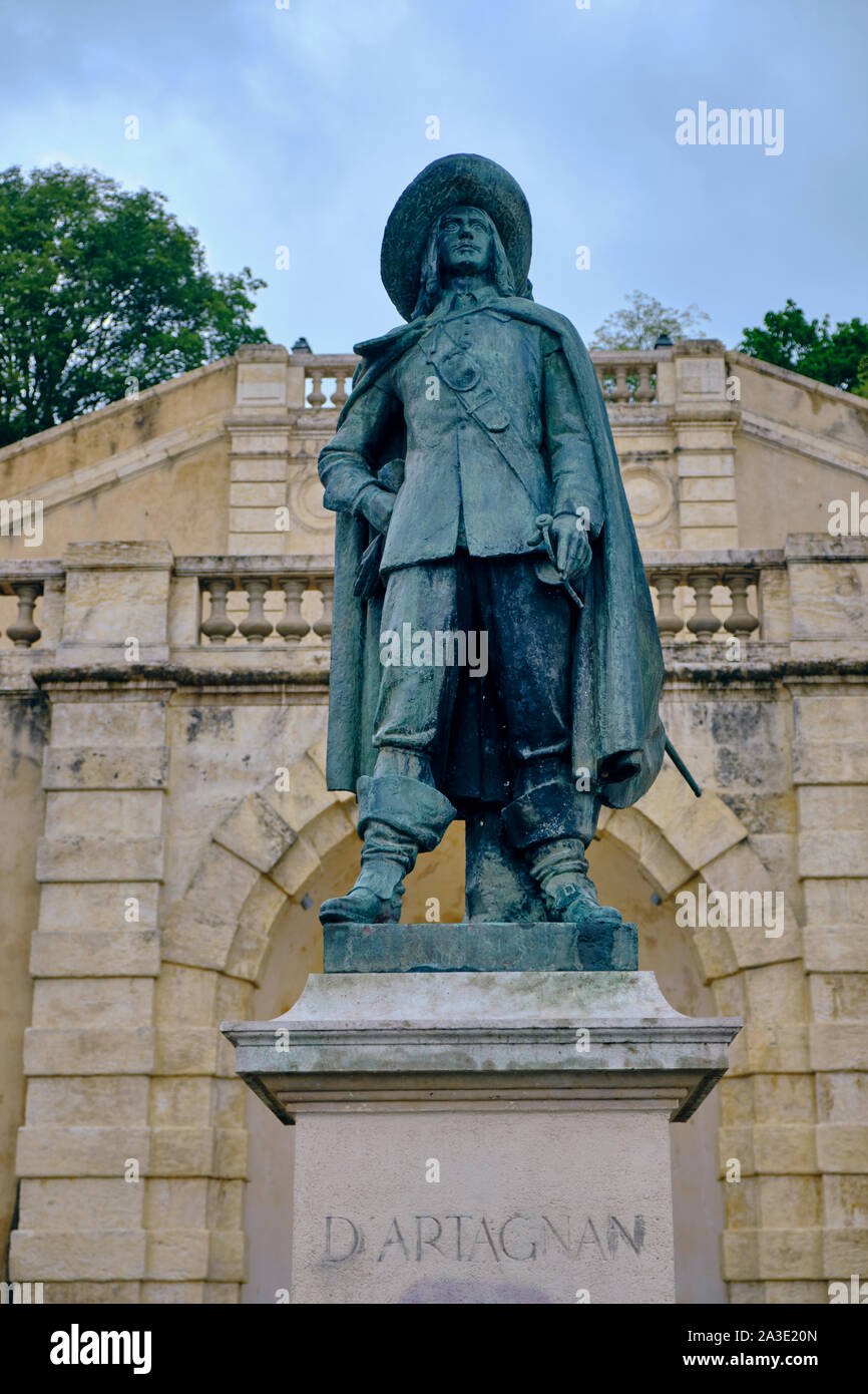 Bronzestatue von d'Artagnan von Firmin Michelet durch die rampards von Auch Stockfoto
