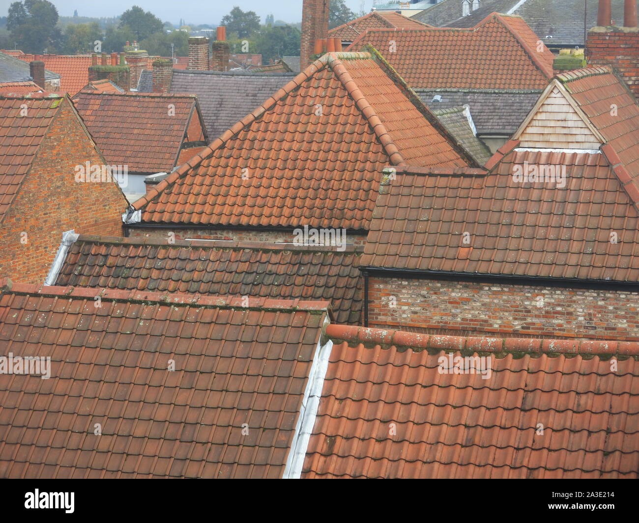Mit Blick auf die roten Dächer der Gebäude in der Innenstadt von York. Stockfoto