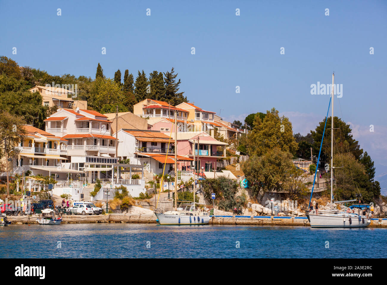 Blick auf den Hafen und die Wasserseite Bars und Tavernen in der Griechischen Seaside Holiday Resort von Kassiopi auf der Insel Korfu in Griechenland Stockfoto