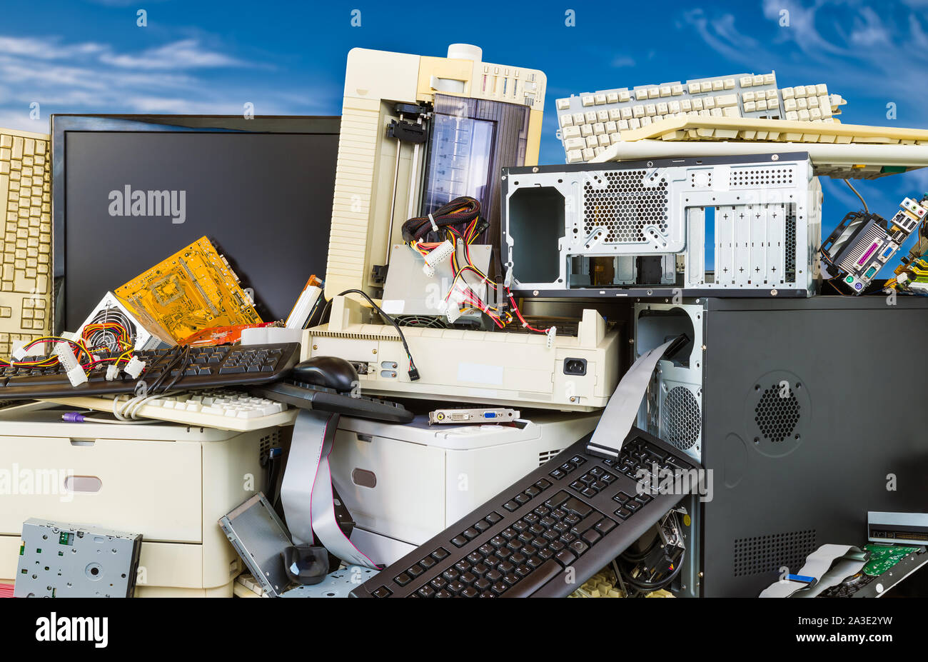 Elektronische, aus Kunststoff oder Metall Abfälle auf einem Dump von weggeworfenen Computer Komponenten. Stapel veralteter Hardware PC-Teile auf und blauer Himmel. E-abfallberg. Stockfoto