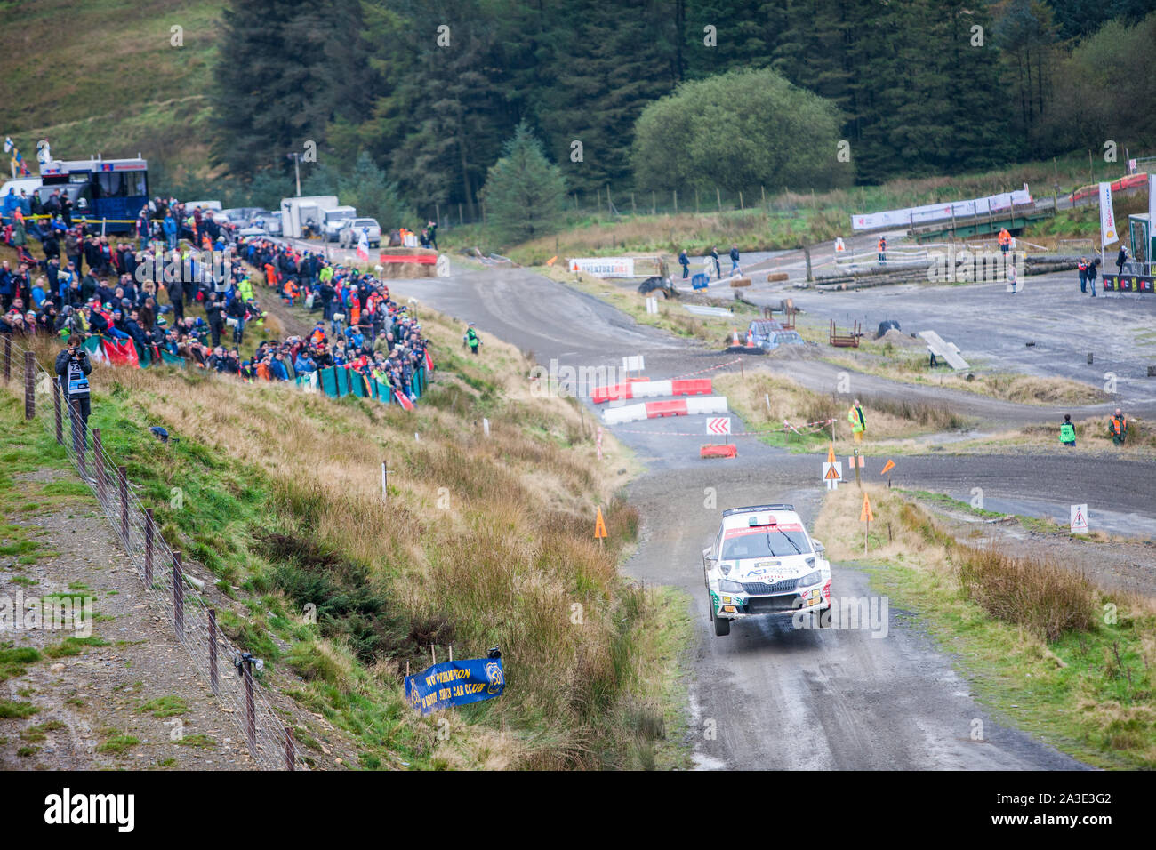 Auf einem nassen regnerischen Tag in der walisischen Hügel, First Run, Bühne SS 13 bei Sweet Lamm Hafren. FIA World Rally Championship WRC-GB-Rallye in Wales, Walisisch, UK, Samstag, 5. Oktober 2019. Wales Rally GB ist die britische Bein von einem Auto Rallye Motorsport World Series. Die Süße Lamm Hafren 15,96 km Stadium ist ein Fan, Fans, Zuschauer, Zuschauer, populär, wie der Rallye Cars über mehrere Meilen gesehen werden kann, da sie durch diese natürliche Schüssel Meander, mit mehreren kurvige Abschnitte, Serpentinen und Spritzwasser, Spritzwasser, für Treiber, Treiber und Co - Fahrer, Beifahrer um zu navigieren. Stockfoto