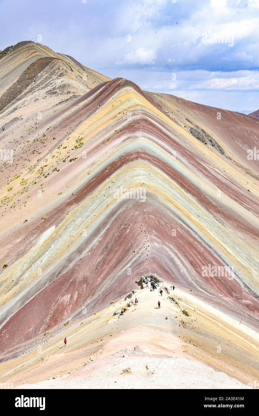 Die natürlichen Farben des Regenbogens Vinicuna 'Berg'. Cordillera Vilcanota, Cusco, Peru Stockfoto