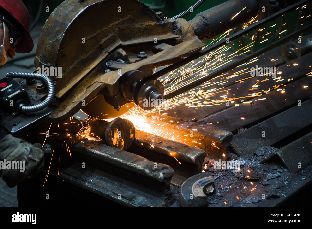 Funken von kreissäge bei Steel Factory. Metall Sägen hautnah. Stockfoto
