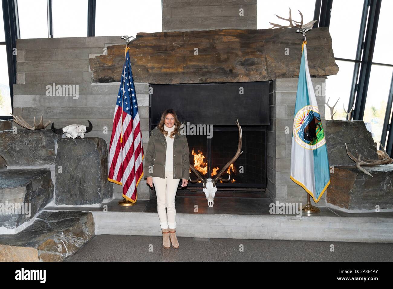 Us-First Lady Melania Trump stellt an der Craig Thomas Discovery Center im Grand Teton National Park Oktober 4, 2019 in Elche, Wyoming. Stockfoto