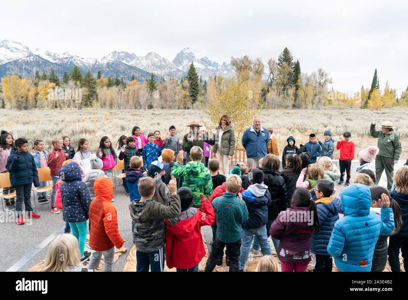 Us-First Lady Melania Trump mit Innen Sekretär David Bernhardt (rechts) zusehen, wie Kinder die Junior Ranger Versprechen während einem Besuch der Craig Thomas Discovery Center im Grand Teton National Park Oktober 4, 2019 in Elche, Wyoming. Stockfoto