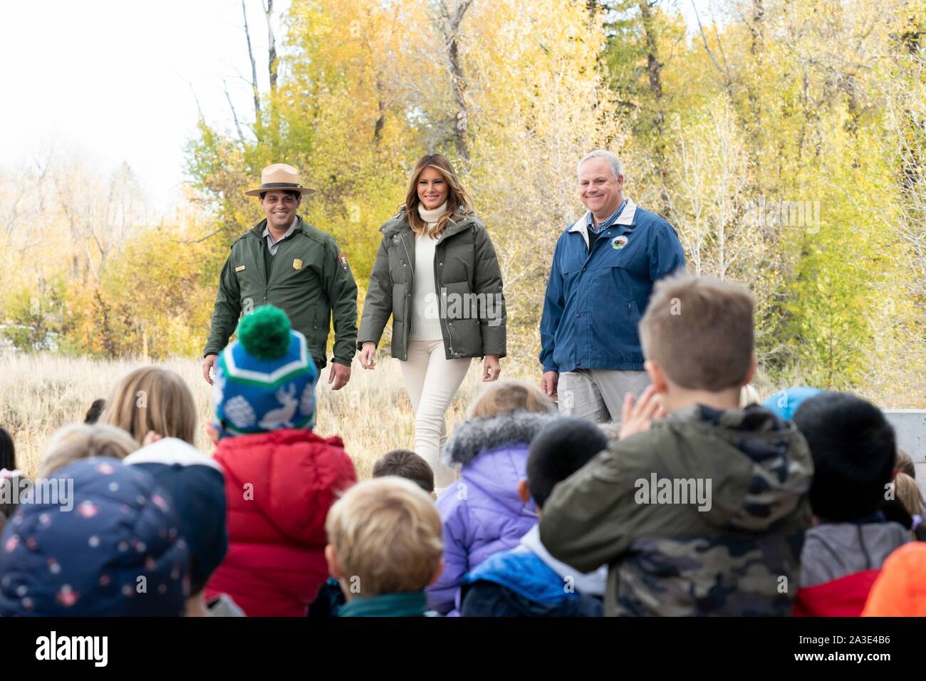 Us-First Lady Melania Trump mit Handeln, Betriebsleiter der Grand Teton National Park, gopaul Noojibai (links) und Innenminister der Sekretär David Bernhardt besuchen mit der Schule Kinder im Craig Thomas Discovery Center im Grand Teton National Park Oktober 4, 2019 in Elche, Wyoming. Stockfoto