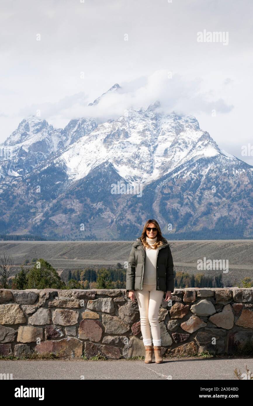 Us-First Lady Melania Trump stellt am Snake River Blicken in den Grand Teton National Park Oktober 4, 2019 in Elche, Wyoming. Stockfoto