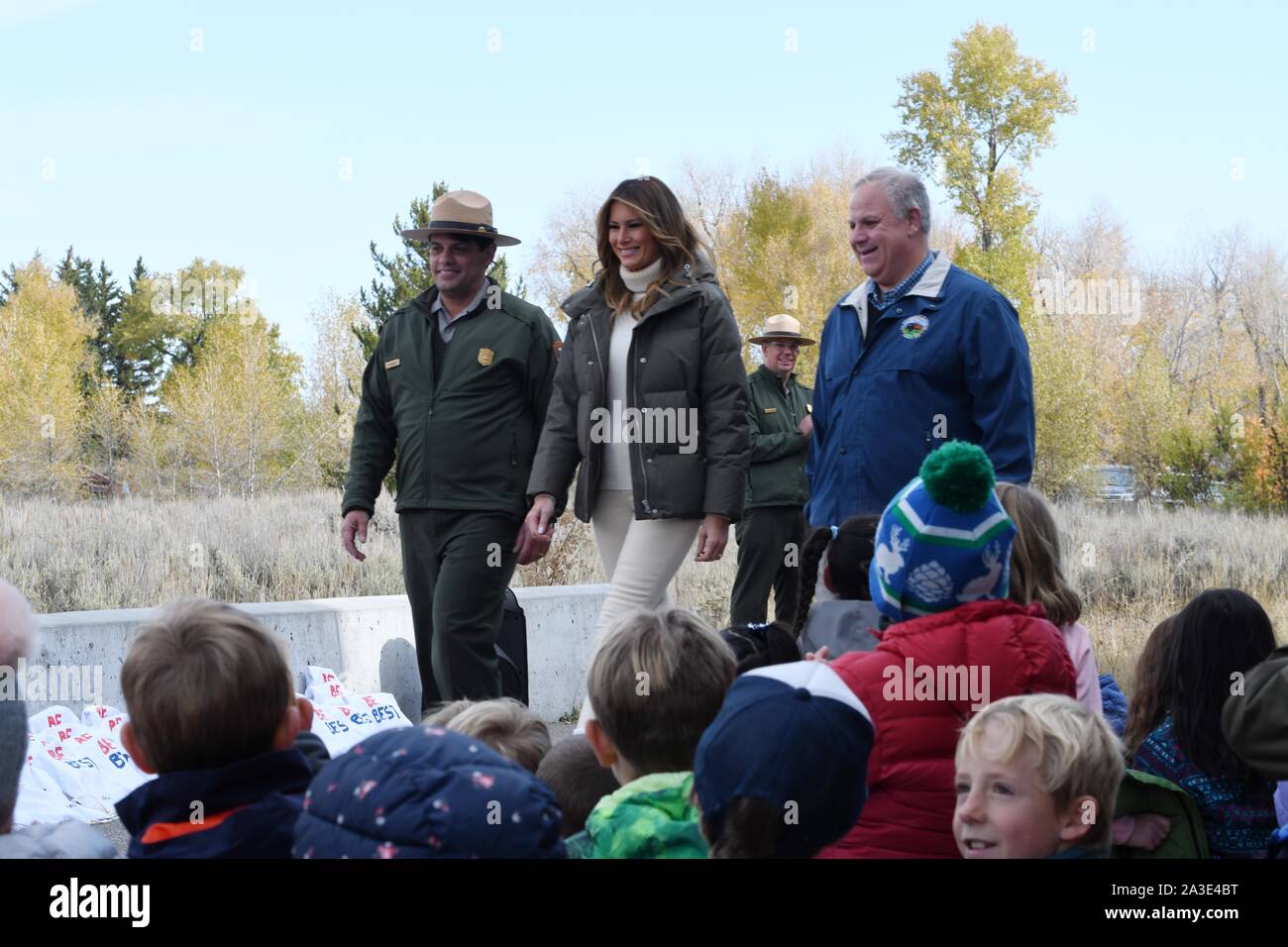 Us-First Lady Melania Trump, Innen Sekretär David Bernhardt, rechts, und Betriebsleiter der Grand Teton National Park, gopaul Noojibai, links, bei einem Besuch in der Schule Kinder im Craig Thomas Discovery Center im Grand Teton National Park Oktober 4, 2019 in Elche, Wyoming. Stockfoto