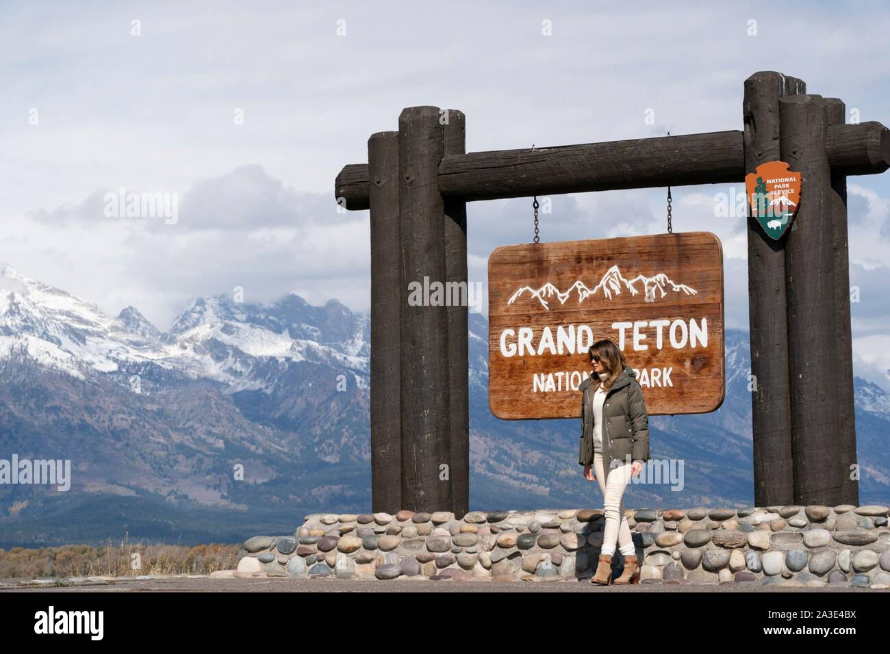 Us-First Lady Melania Trump stellt im Grand Teton National Park anmelden Oktober 4, 2019 in Elche, Wyoming. Stockfoto