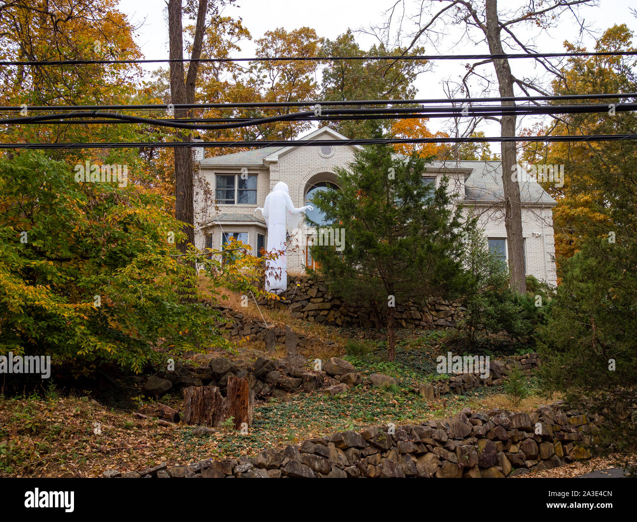 Halloween Dekorationen vor große Familie Haus in Nordamerika Stockfoto