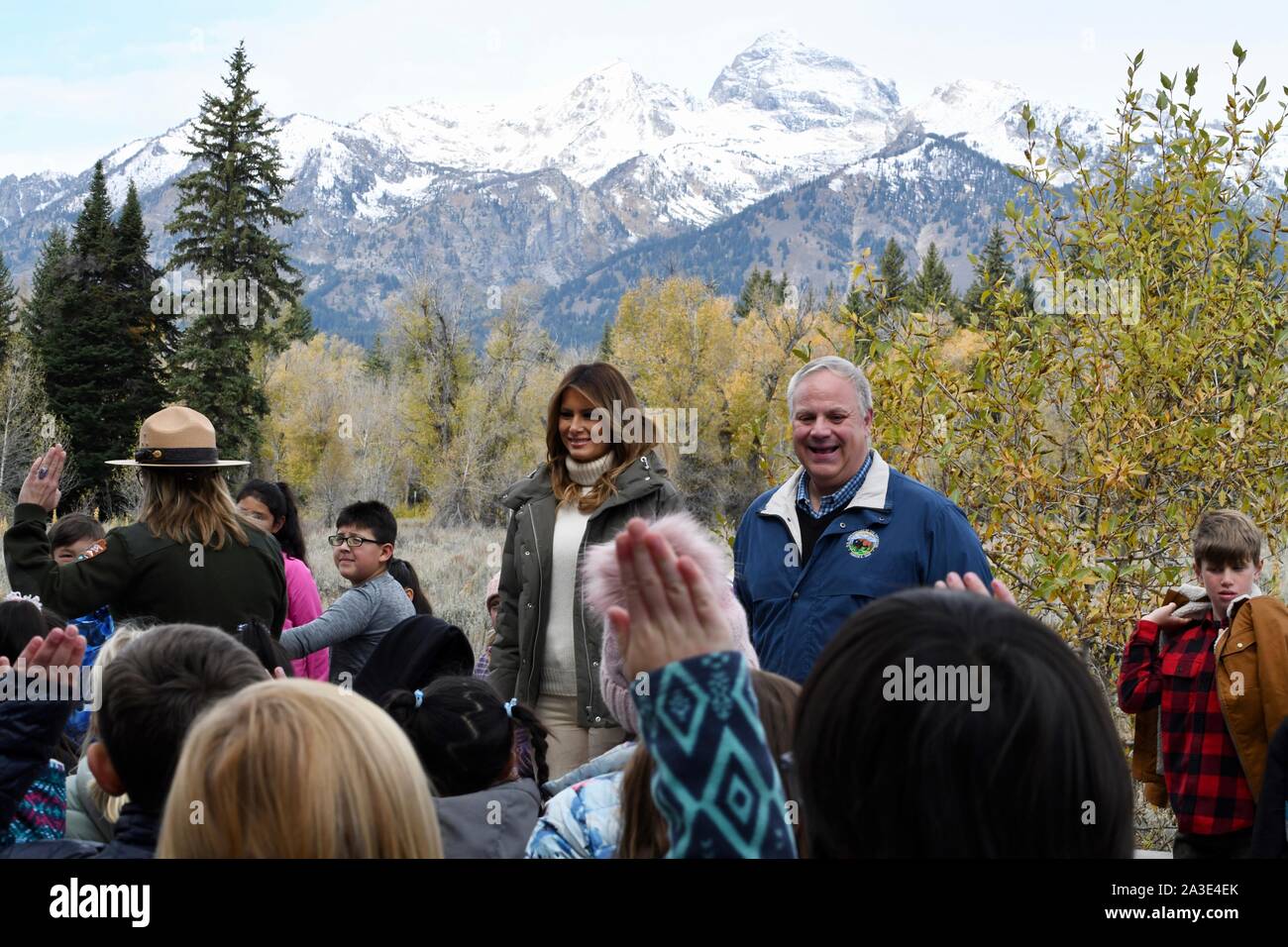 Us-First Lady Melania Trump und Innenraum Sekretär David Bernhardt, rechts, besuchen mit der Schule Kinder im Craig Thomas Discovery Center im Grand Teton National Park Oktober 4, 2019 in Elche, Wyoming. Stockfoto
