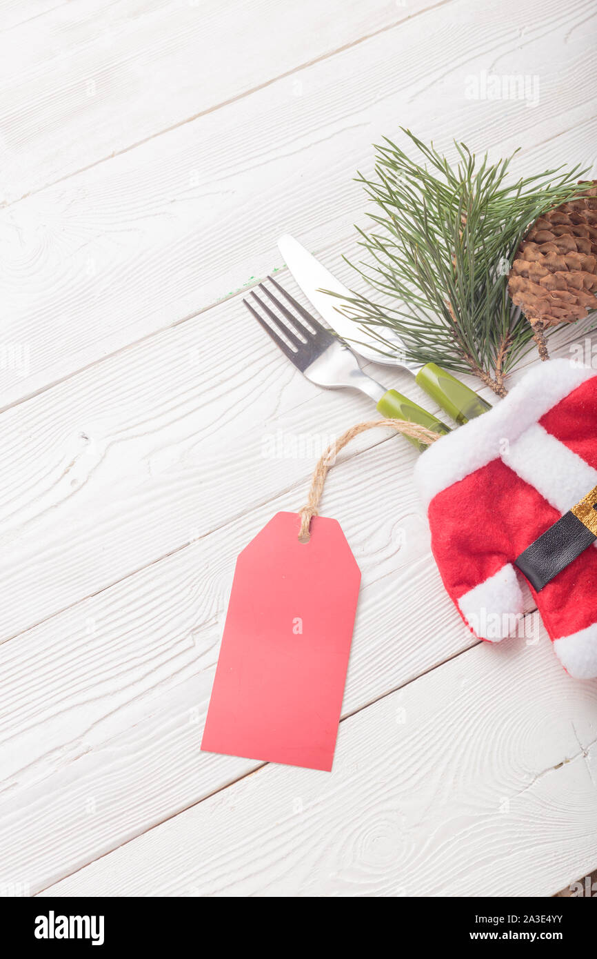 Weihnachten Tischdekoration Idee mit Gabel, Messer, Santa Kostüm Stockfoto