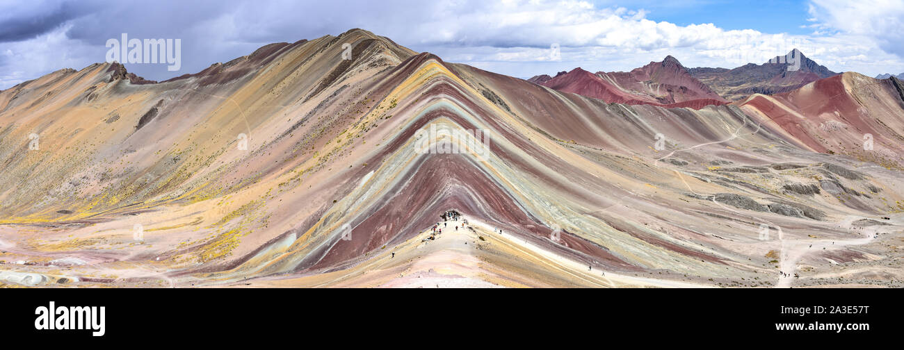 Die natürlichen Farben des Regenbogens Vinicuna 'Berg'. Cordillera Vilcanota, Cusco, Peru Stockfoto