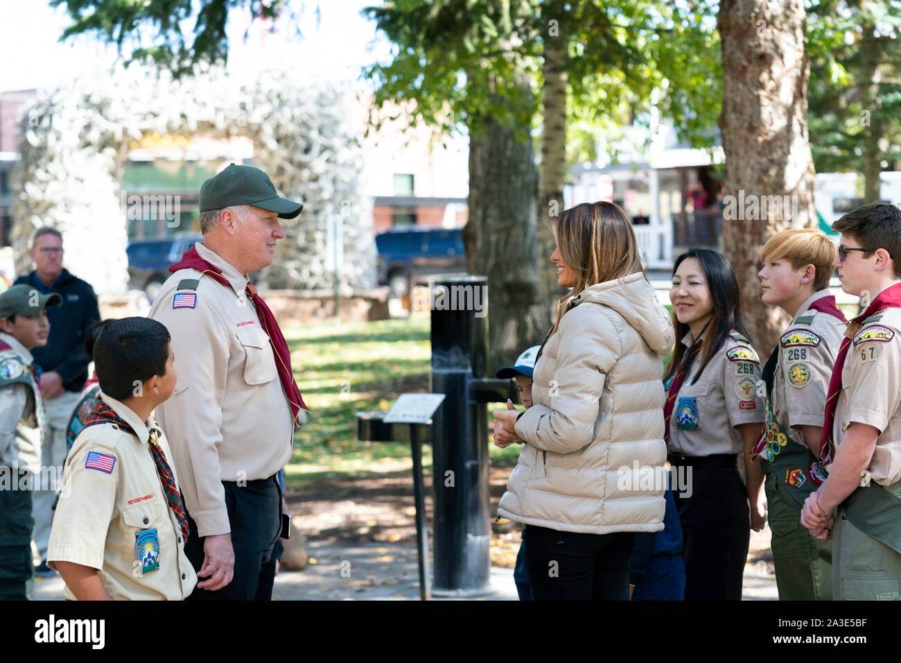 Us-First Lady Melania Trump spricht mit Pfadfindern bei einem Besuch in Jackson Hole, Wyoming der Stadt Square Park Oktober 3, 2019. Stockfoto