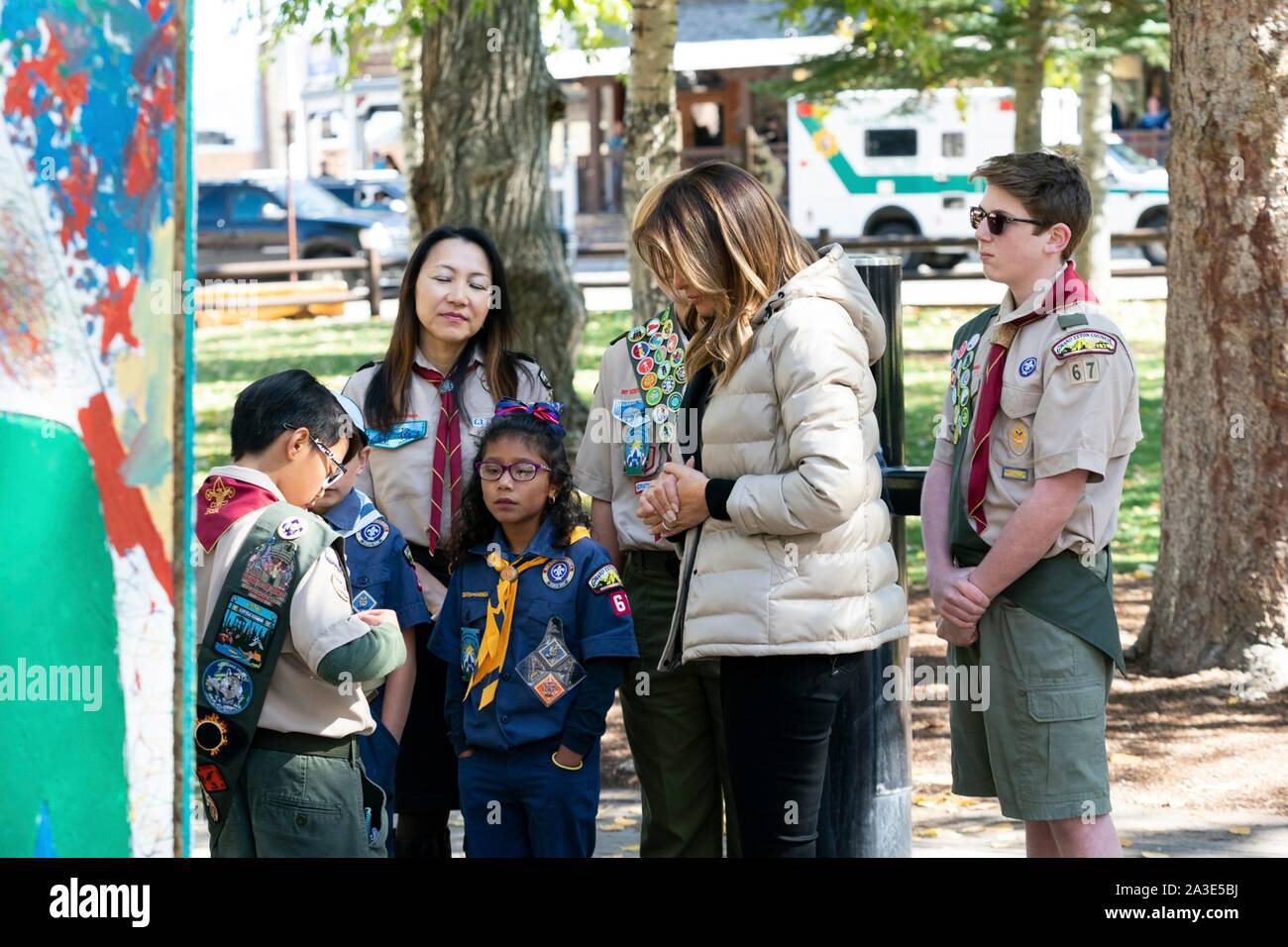 Us-First Lady Melania Trump spricht mit Pfadfindern bei einem Besuch in Jackson Hole, Wyoming der Stadt Square Park Oktober 3, 2019. Stockfoto