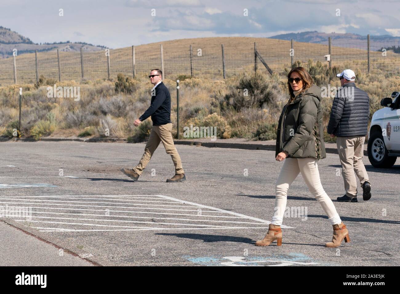Us-First Lady Melania Trump Spaziergänge durch den Parkplatz am Grand Teton National Park Oktober 4, 2019 in Elche, Wyoming. Stockfoto