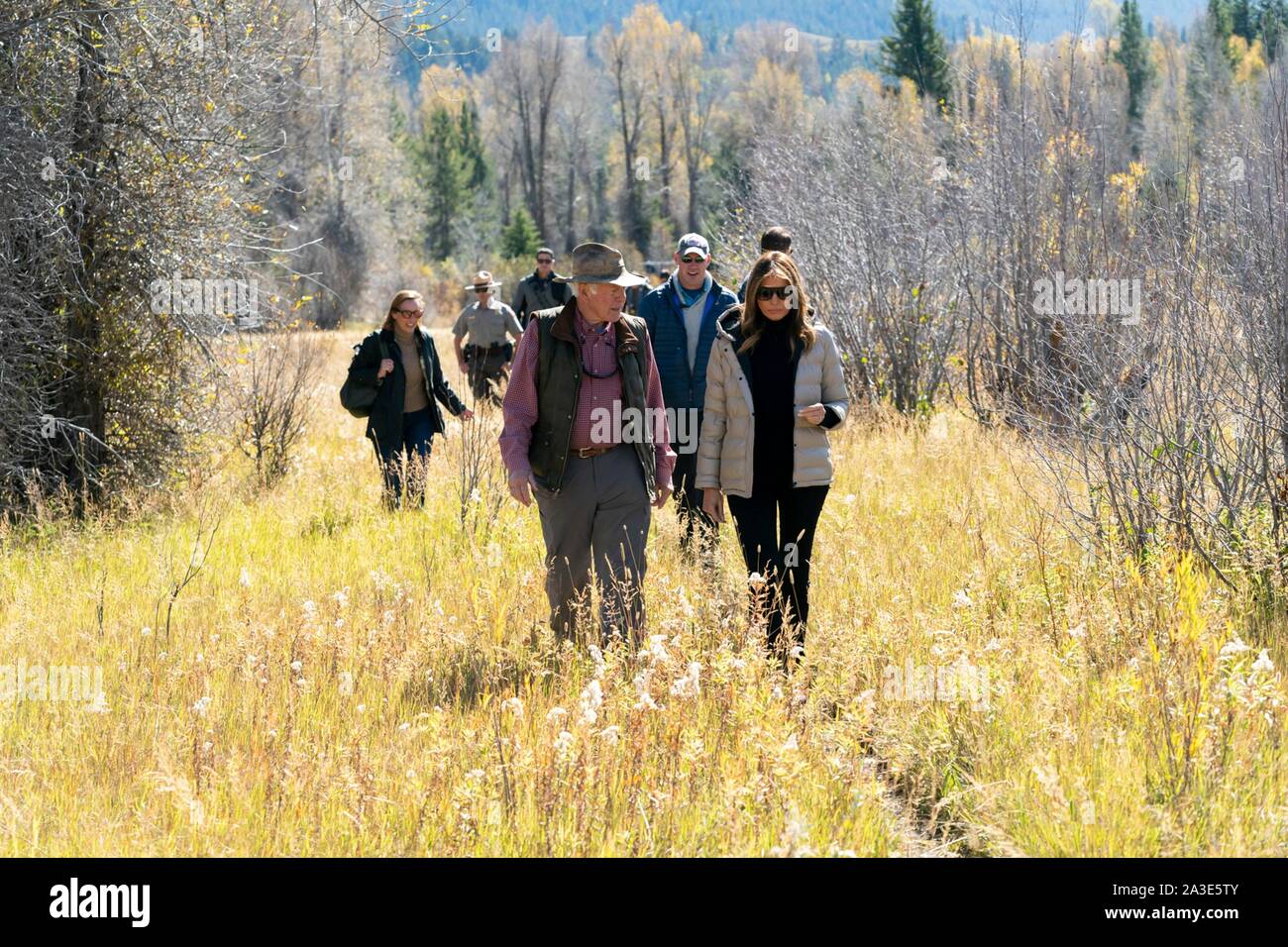 Us-First Lady Melania Trump Gespräche mit John F. Turner, Inhaber von Dreieck X Ranch, wie sie für den Snake River Walk für eine Floßfahrt im Grand Teton National Park Oktober 3, 2019 in Elche, Wyoming. Stockfoto