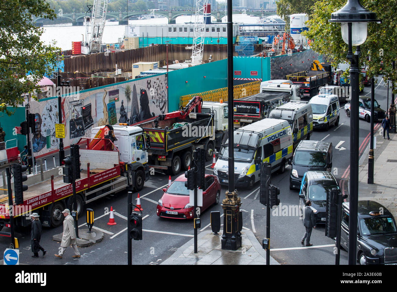 Die Westminster Bridge, London UK. 7. Oktober 2019. Straßen in der Gegend von Westminster wurden heute morgen als Aussterben rebellion Klimawandel Aktivisten auf die Westminster Bridge versammelt erzeugen Verkehrsstörungen auf den größeren Straßen im Bereich blockiert. Celia McMahon/Alamy Leben Nachrichten. Credit: Celia McMahon/Alamy leben Nachrichten Stockfoto