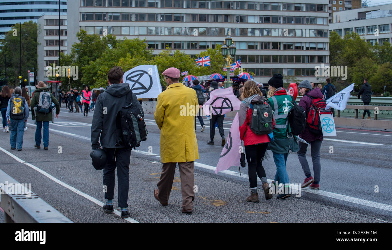 Die Westminster Bridge, London UK. 7. Oktober 2019. Aussterben rebellion Klimawandel Aktivisten sammeln außerhalb St Thomas' Hospital und die Westminster Bridge erzeugen Verkehrsstörungen auf den wichtigsten Straßen in der Gegend von Westminster. Dies war der erste Tag der Proteste, die in London für die nächsten zwei Wochen das Bewusstsein des globalen Klimawandels zu heben sind geplant. Celia McMahon/Alamy Leben Nachrichten. Credit: Celia McMahon/Alamy leben Nachrichten Stockfoto