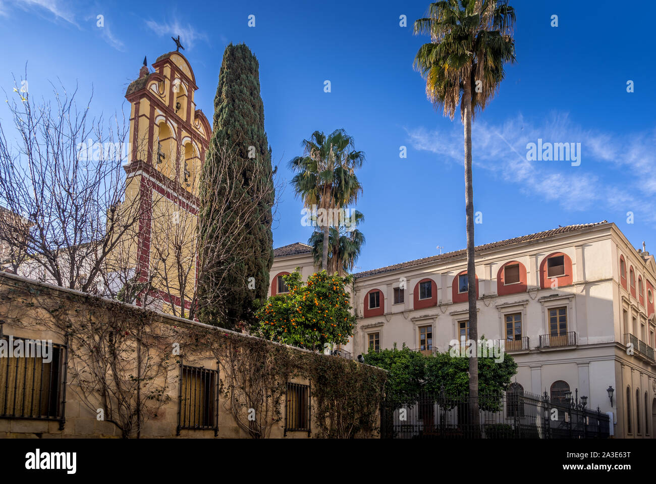 Sonntag morgen Blick auf Malaga Altstadt mit engen Gassen und Bögen im südlichen Spanien Stockfoto