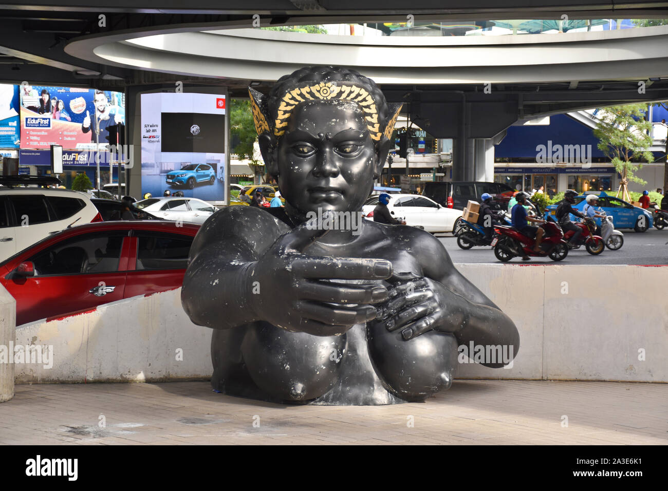 Bangkok, Thailand 08.23.2019: einem riesigen schwarzen weiblichen Brust Statue mit goldenen Krone erstreckt sich ihre rechte Hand bitte in Richtung zu den Leuten laufen. Stockfoto