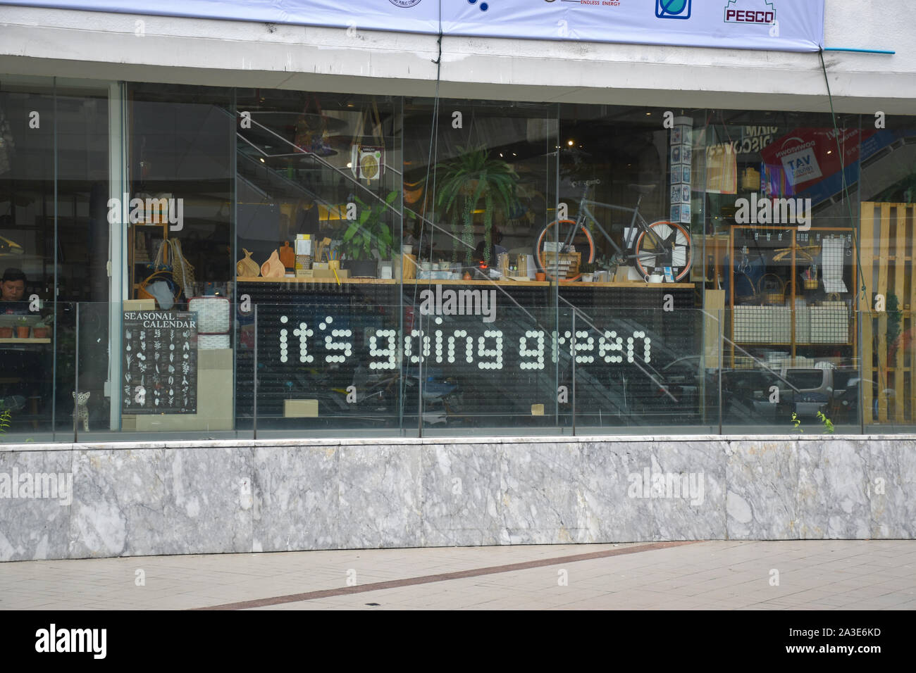 Bangkok, Thailand 08.23.2019: Es wird grün Beschriftung im Display einer der Filialen in Bangkok Kunst und Kultur Center oder als Überlagerung einer BACC-das ist der Hub Stockfoto