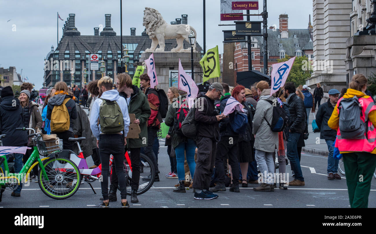 Die Westminster Bridge, London UK. 7. Oktober 2019. Aussterben rebellion Klimawandel Aktivisten sammeln außerhalb St Thomas' Hospital und die Westminster Bridge erzeugen Verkehrsstörungen auf den wichtigsten Straßen in der Gegend von Westminster. Dies war der erste Tag der Proteste, die in London für die nächsten zwei Wochen das Bewusstsein des globalen Klimawandels zu heben sind geplant. Celia McMahon/Alamy Leben Nachrichten. Credit: Celia McMahon/Alamy leben Nachrichten Stockfoto