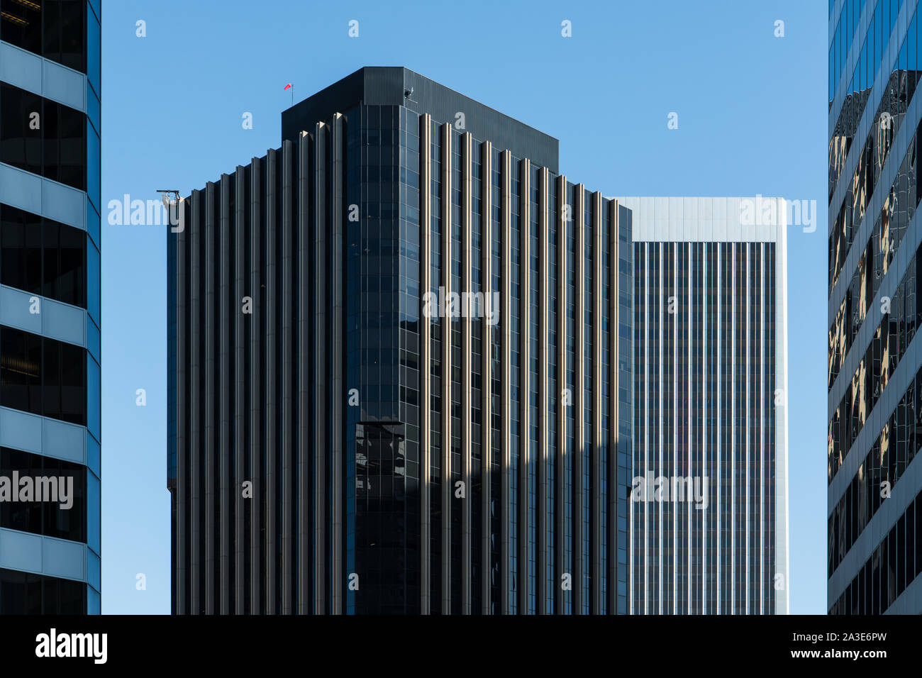 Zwei hoch aufragenden Bürogebäuden durch zwei weitere Gebäude in der Stadt Geschäftsviertel von Los Angeles, Kalifornien gerahmt Stockfoto