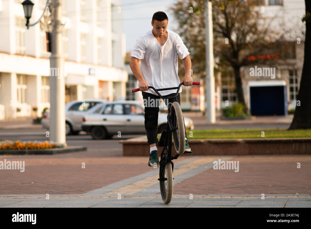 Der Kerl auf dem BMX-Rad, veröffentlicht seine Hände in einem Sprung. Stockfoto