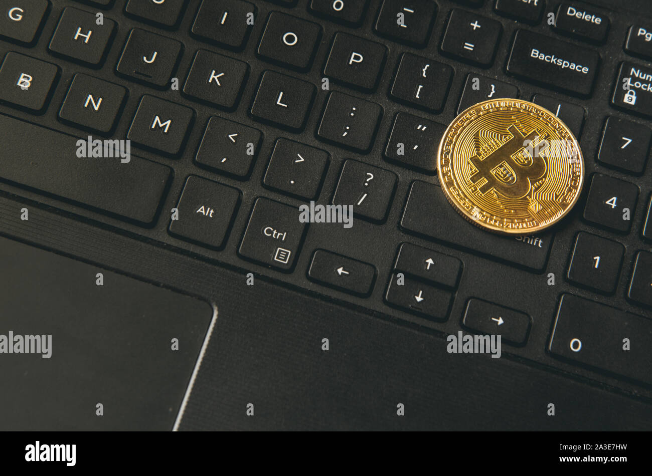 Bitcoin Münze auf moderne schwarze notebook tastatur platziert. Nahaufnahme foto Bitcoin, virtuellen Wert, Crypto digitales Geld. Stock Trading durch int Stockfoto