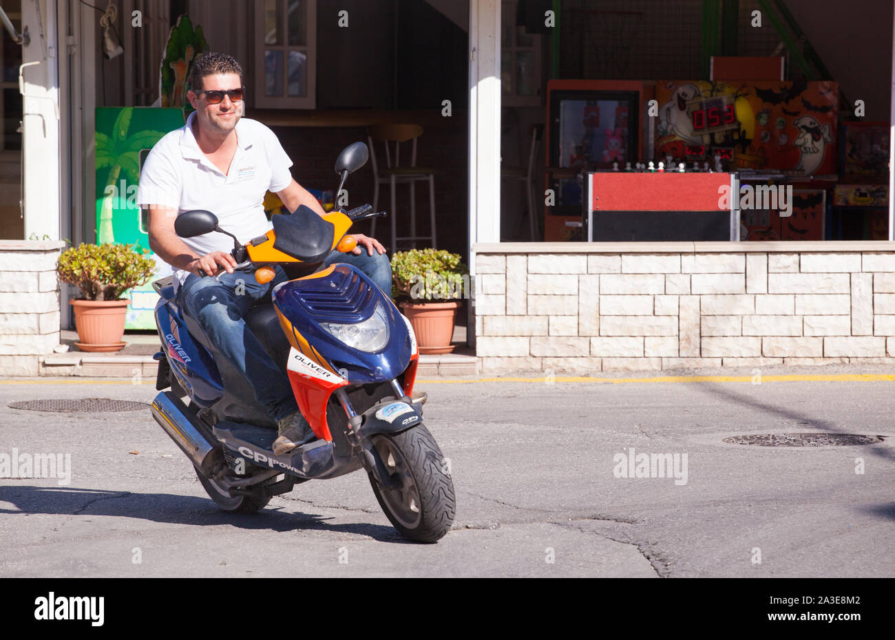 Motorradfahrer auf der griechischen Insel Korfu, Motorräder und Motorroller ohne Sturzhelme gegen das Gesetz Stockfoto