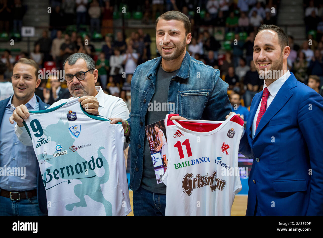 Die beiden Team Geschenk zwei Jersey zu Manuchar Markoshvili vor Legabasket Serie A Basketball match Acqua S. Bernardo Pallacanestro Cantu' vs Grissin Bon R Stockfoto